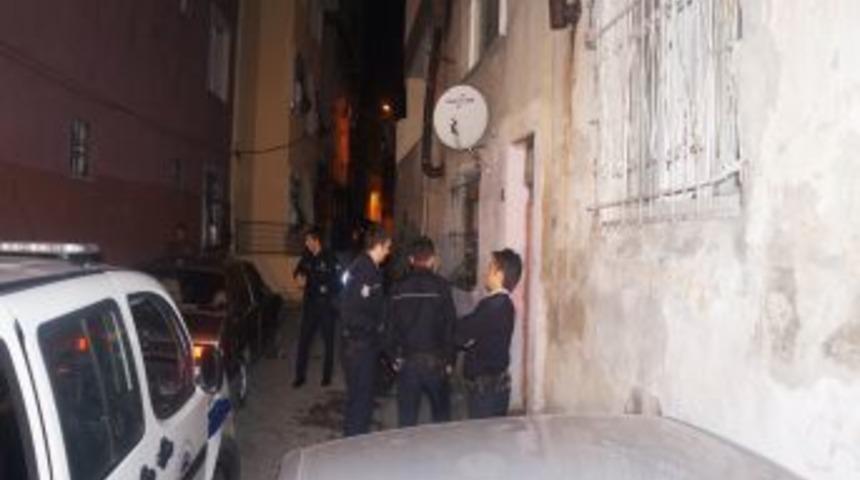 Kendisini Bı&ccedil;aklayan Genci Hastaneye Gitmek I&ccedil;in Kız Arkadaşı Ikna Etti