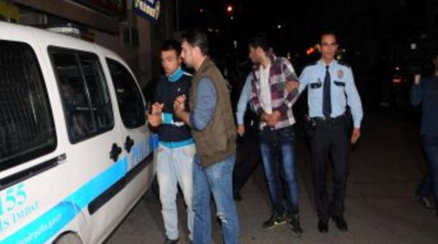 &Ccedil;aldıkları Eşyalarla Parkta Yakalandılar