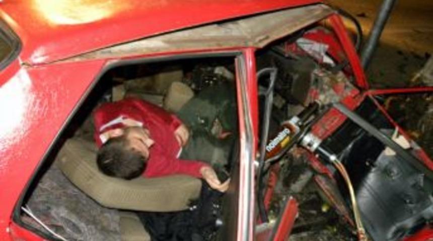 Ağaca &Ccedil;arpan Otomobilde Can Pazarı Yaşandı