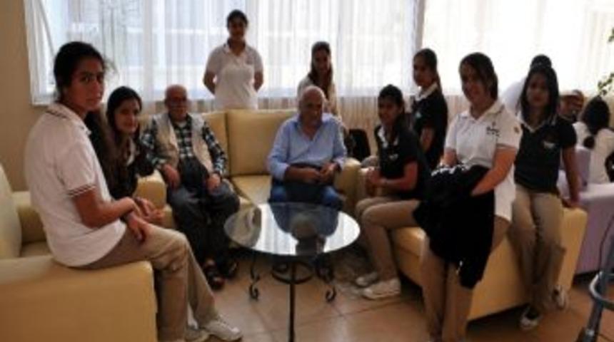 &Ouml;ğrencilerden Huzurevine Anlamlı Ziyaret