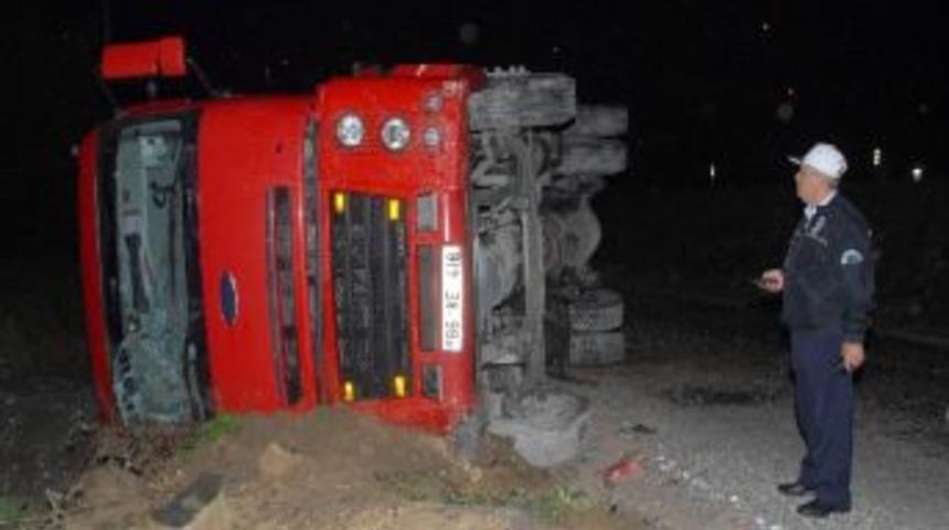 Samsun'da Tır Devrildi: 1 Yaralı