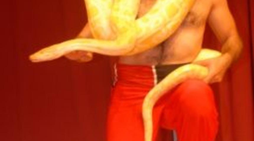 Fethiye&rsquo;de Safari Sirkinde Piton Yılana B&uuml;y&uuml;k İlgi