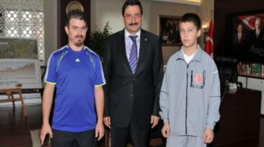 Şampiyondan Başkan Ak'a Ziyaret