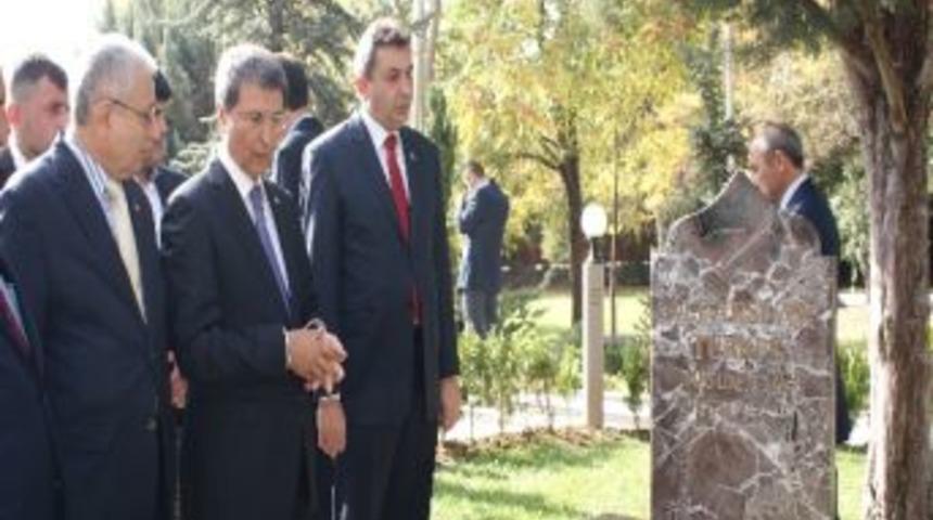 Mhp'liler Kurultay &Ouml;ncesi T&uuml;rkeş'in Mezarına Akın Etti