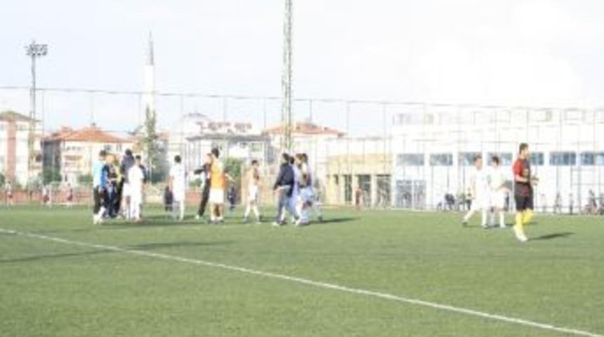 Sahanın Ortasında Bir Birlerine Girdiler