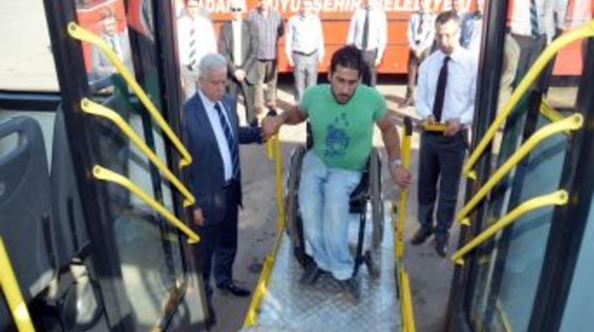 Adana'da Belediye Otob&uuml;slerine Binmek I&ccedil;in 'engel' Kalmadı