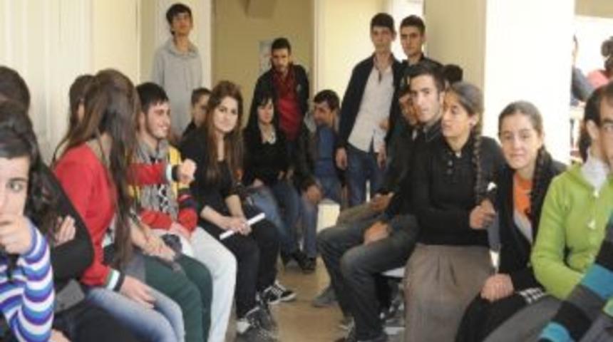 &Ouml;ğrencilerden A&ccedil;lık Grevlerine Destek