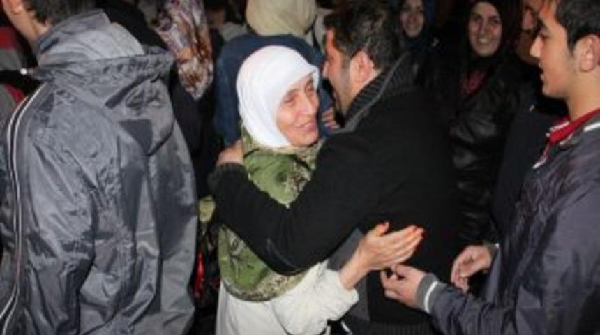 İlk Hacı Kafilesi Gece Yarısı Il&ccedil;eye D&ouml;n&uuml;ş Yaptı