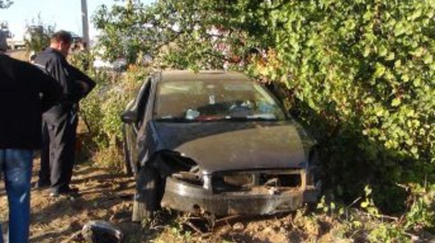 Otomobil, Aksaray-Ankara Yolunda Şarampole Yuvarlandı, Iki Kişi Yaralandı