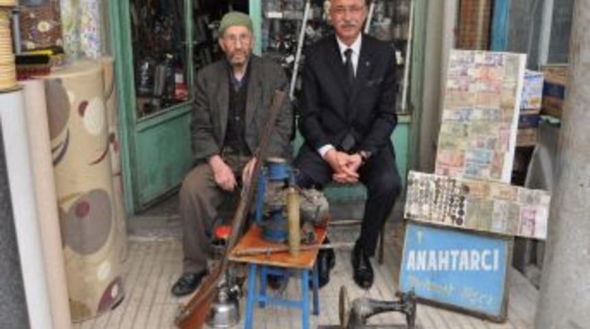 '70 Yıllık Tarihi Eşyalarını Sanat Evine Bağışladı'