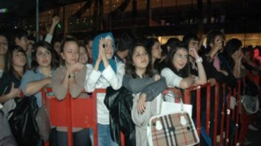 Canlarını Hi&ccedil;e Sayıp Otoyolda Konser İzlediler