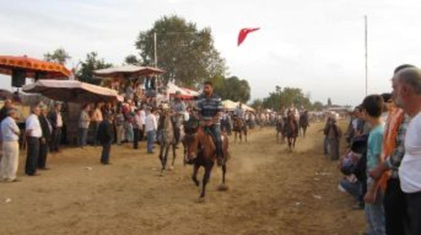 2012'nin Son Rahvan At Yarışlarına Yoğun Katılım Oldu