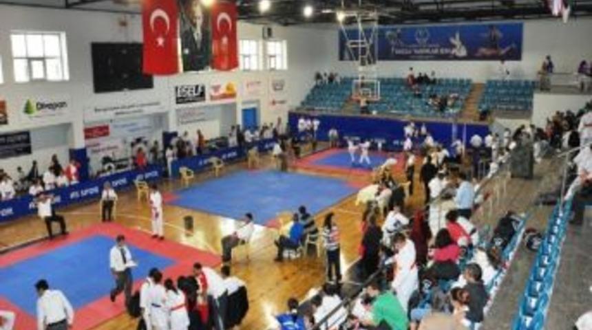 D&uuml;zce'de "10 Kasım" Karate Turnuvası Sona Erdi