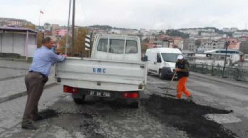Belediye  yol tamiratlarını s&uuml;rd&uuml;r&uuml;yor