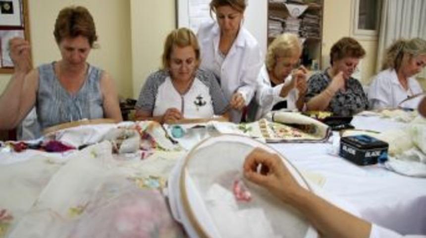 Konak Belediyesi&rsquo;nden Meslek Kurslarına Katılan Kadınlara Destek