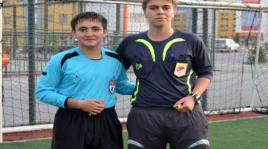 Arkadaş Gruplarının Ma&ccedil;ını Y&ouml;netirken Amat&ouml;r Lig Hakemi Oldular
