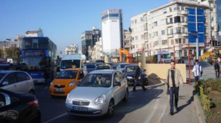 Cumhuriyet Caddesi Trafiğe Kapatıldı