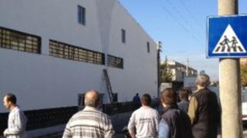 Boya Yaparken Elelktrik Akımına Kapıldı