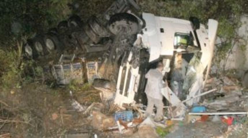 Tır &Ccedil;arptığı Evi Yerle Bir Etti: 1 Yaralı