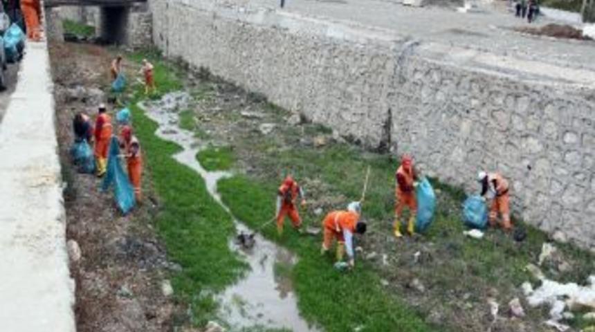 Akk&ouml;pr&uuml; Deresi&rsquo;nden 40 Ton Atık Ve &Ccedil;&ouml;p Toplandı