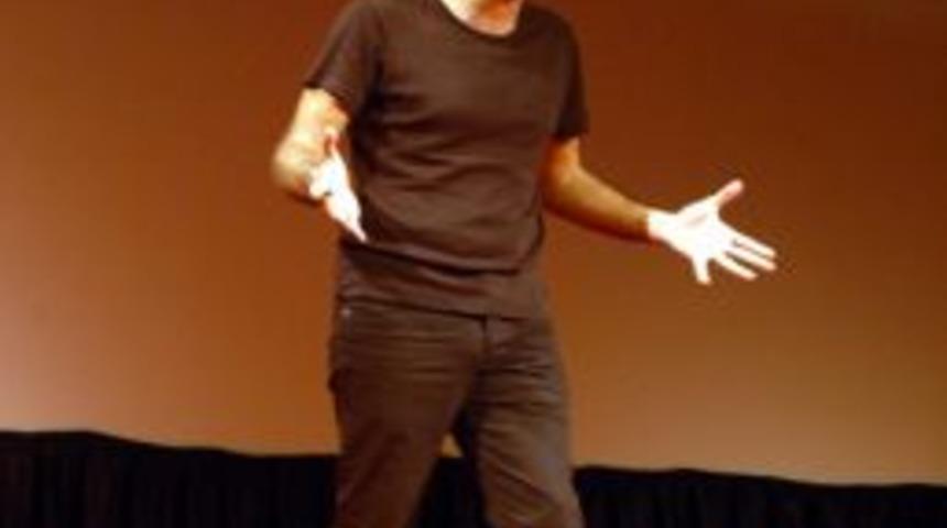 K&uuml;f&uuml;rl&uuml; Stand-up G&ouml;sterisinde Kaymakam Salonu Terk Etti