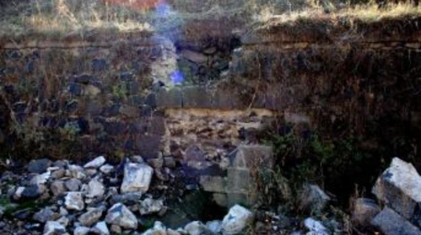 Kars&rsquo;ta Defineciler Bu Seferde Derei&ccedil;i&rsquo;nde Bulunan &Ccedil;eşmeyi Kazdılar