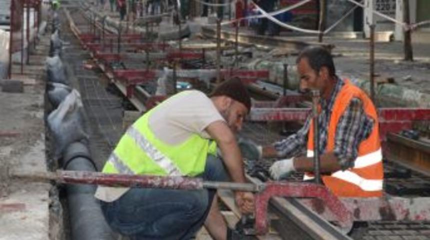 Bursa'da Tramvay Inşaatı S&uuml;r&uuml;yor, Raylar Altıparmak'a Indi