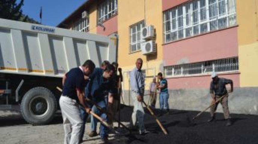 Kozan Belediyesi Okul Bah&ccedil;elerini Asfaltlıyor