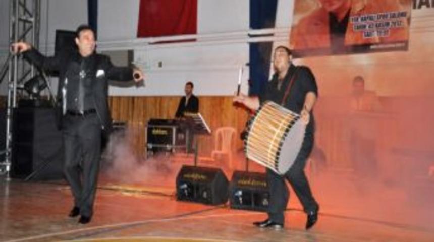 Dursunbey'de Ayhan Aşan Konserine Yoğun Ilgi