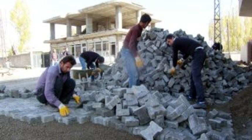 Y&uuml;ksekova&rsquo;da Kilitli Parke Taşı D&ouml;şeme &Ccedil;alışmaları