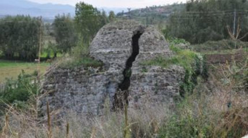 700 Yıllık Tarihi Hamam Bakımsızlıktan Yıkılmak &Uuml;zere