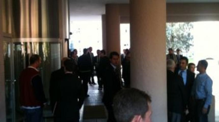 Başbakanlıkta 3 El Ateş A&ccedil;an Şahıs Teslim Oldu