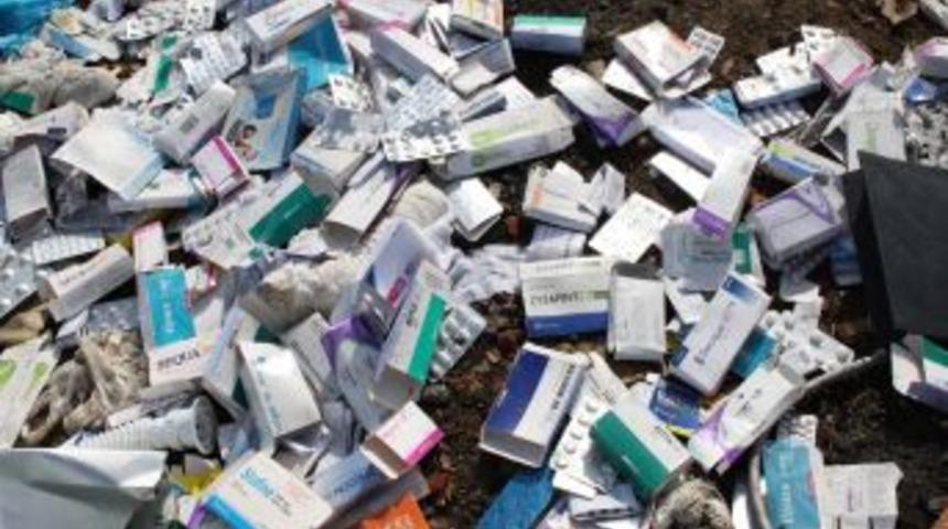 Eski &Ccedil;&ouml;pl&uuml;k Alanda &Ccedil;ok Sayıda Tanıtım Ama&ccedil;lı Ila&ccedil; Kutusu Bulundu