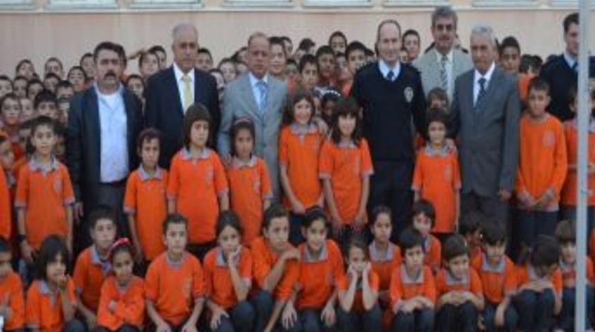 İş Adamlarından &Ouml;ğrencilere Ayakkabı Yardımı