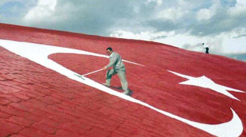 Dev anıt bayrak,eski g&ouml;r&uuml;n&uuml;m&uuml;ne kavuştu