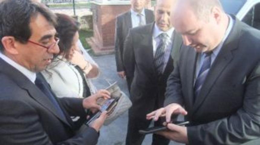 Trafikte Android Tablet D&ouml;nemi