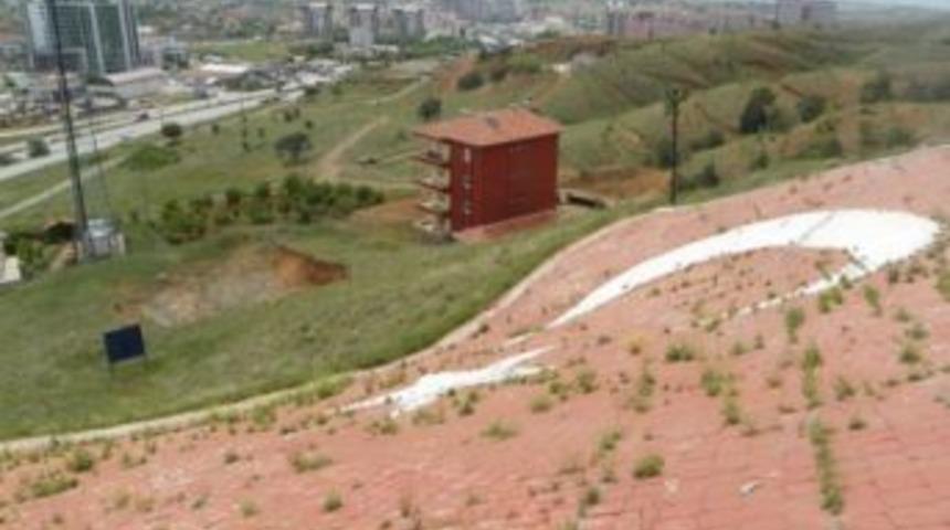 Anıt Bayrak Tadilattan Sonra Yeniden Eski G&ouml;r&uuml;n&uuml;m&uuml;ne Kavuştu