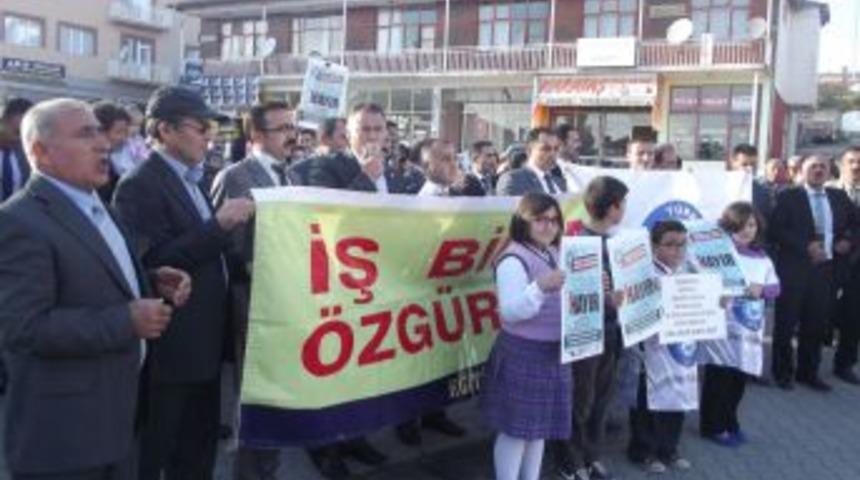 &Ouml;ğretmenler, Meslektaşlarına Şiddeti Protesto Etti