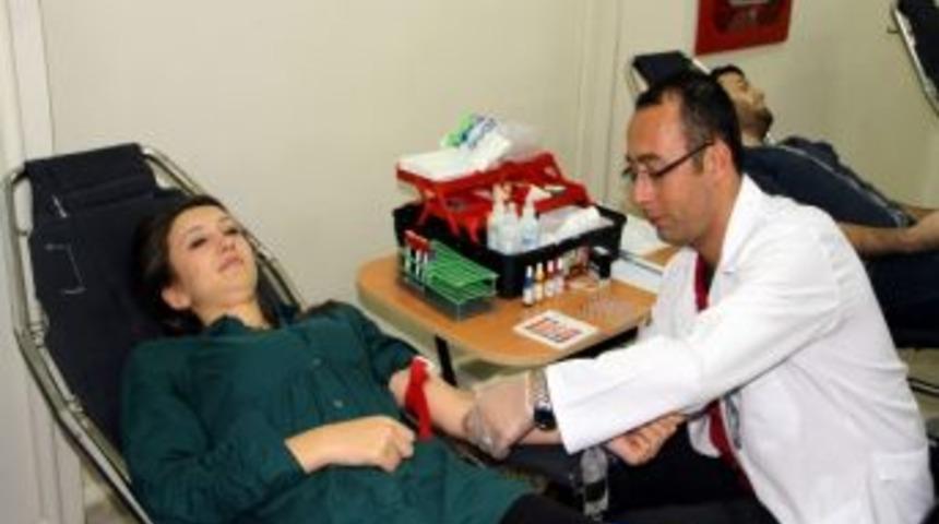 &Ouml;ğrencilerden Kızılay&rsquo;a Kan Bağışı
