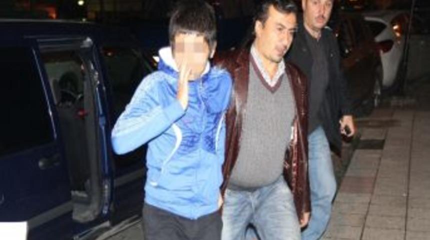 15 Yaşındaki &Ouml;ğrenci &Ouml;ğretmenini Bı&ccedil;akladı