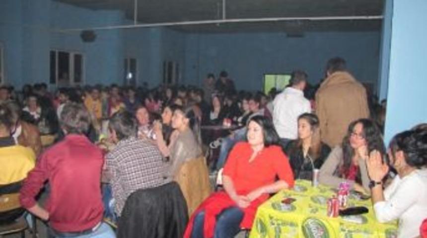 &Uuml;niversiteli Gen&ccedil;ler 'grup Manşet&rsquo;le Stres Attı