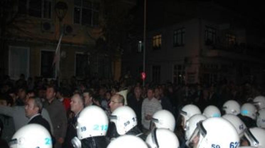 Katil Zanlısını 3 Bin Kişinin Lincinden Polis Kurtardı