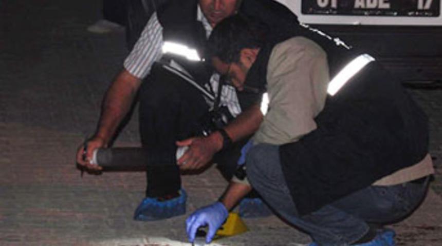 Evinin &ouml;n&uuml;nde boğazı kesilerek &ouml;ld&uuml;r&uuml;ld&uuml;