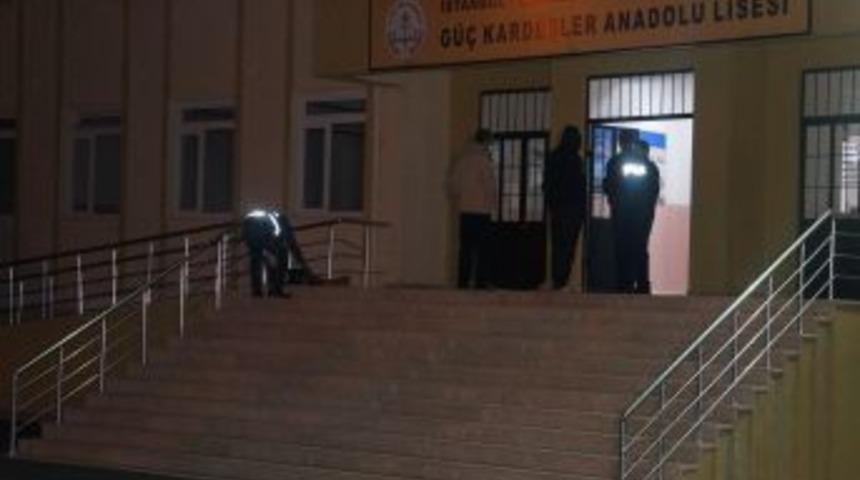 Okul Soyan Hırsızlar Bu Kez Kendilerini Kaydeden Kamera Kayıtlarını &Ccedil;aldı