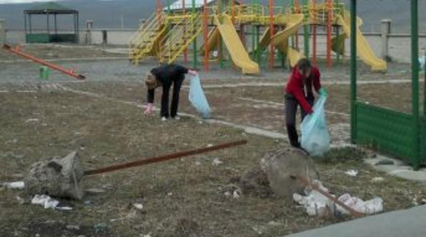 &Ouml;ğretmenlerden G&ouml;n&uuml;ll&uuml; Temizlik