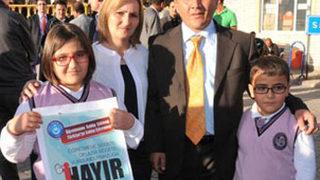 Polisler okul basıp öğretmen dövdü