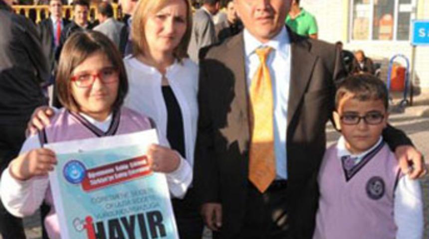 Polisler okul basıp öğretmen dövdü