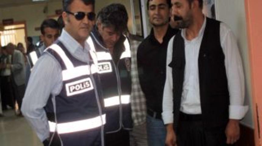 Mersin&rsquo;de KCK Operasyonunda G&ouml;z Altına Alınan 24 Kişi Adliyeye Sevk Edildi