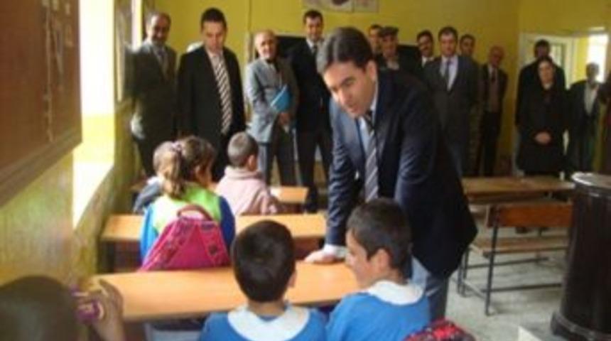 Kaymakam Nesim Babahanoğlu K&ouml;y Gezilerinde