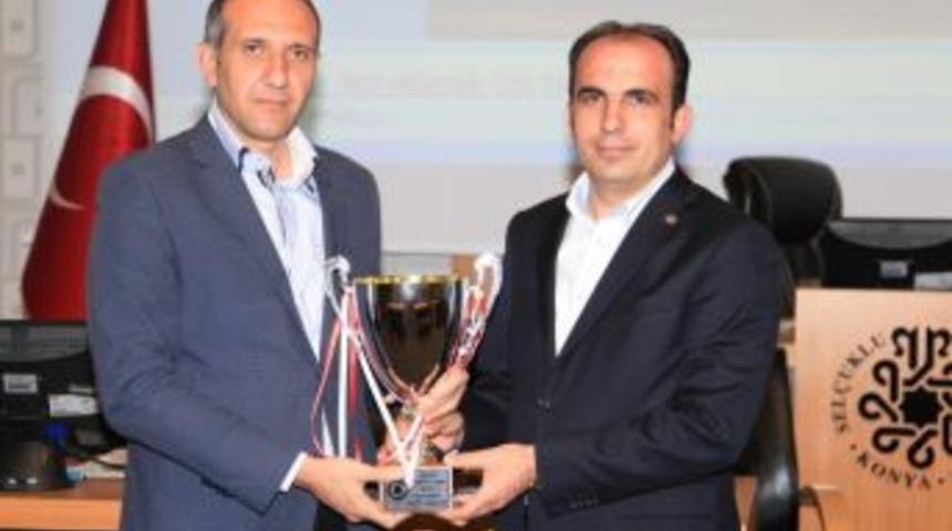 Başkan Altay'a Kupalar Hediye